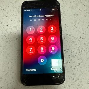 Apple iPhone 7 UNLOCKED black with cracked screen working fine 32 GB